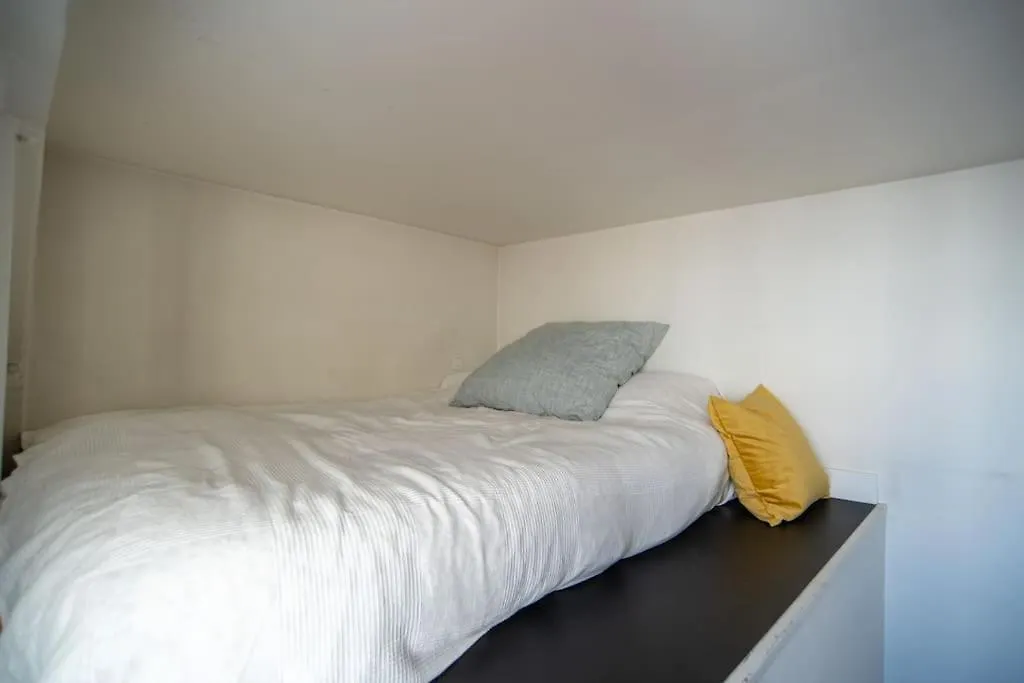 Sublime Loft Avec Verrieres Sur Le Canal St Martin Paris France